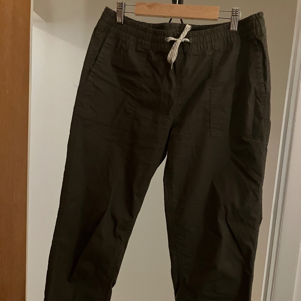 Vuori army green cropped pant